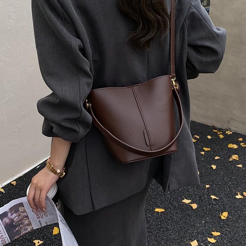 Women's Bucket Handbag Commuter Shoulder Bag Soft Material Work Bag Vegetable Basket Style Crossbody Bag Fashionable Trend