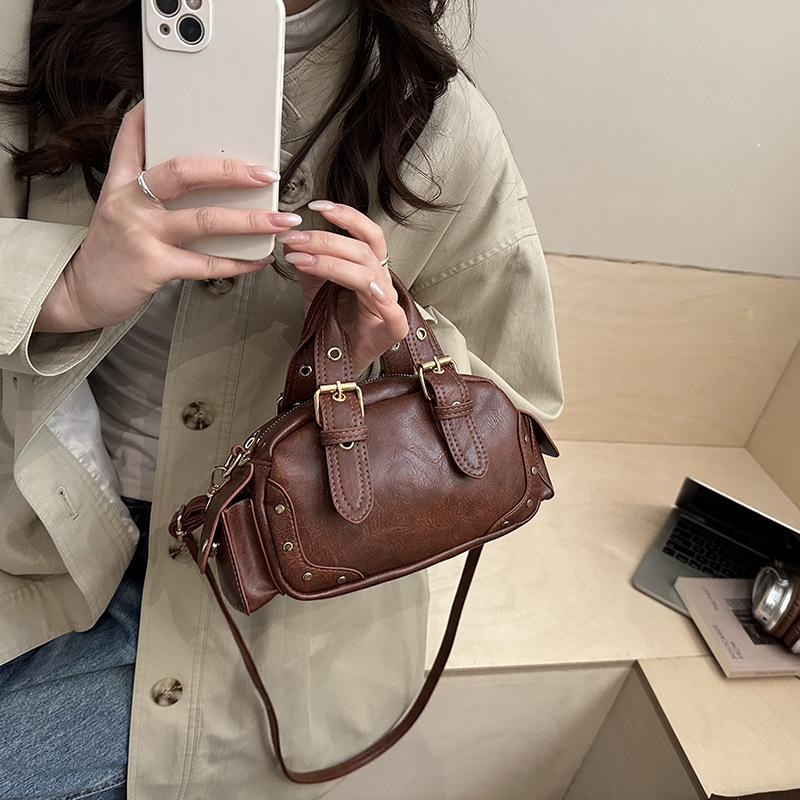 Yogodlns Trend Y2K Retro Rivet Shoulder Bag Spicy Girl Vintage Underarm Bag Pu Leather Handbag Locomotive Bowling Bag