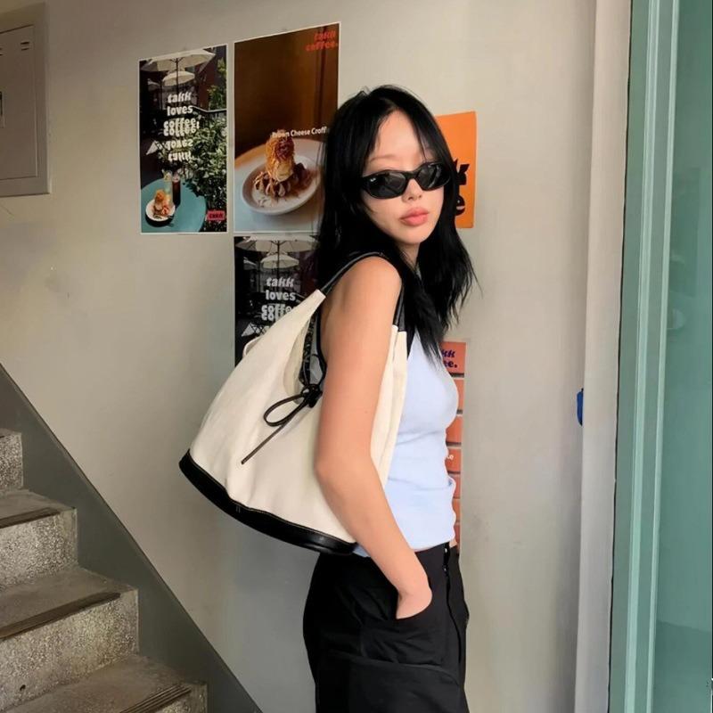 Nischen-Retro-Umhängetasche aus Canvas für Damen, neue einfache kleine Arbeitstasche, Unterarm-Pendeltasche