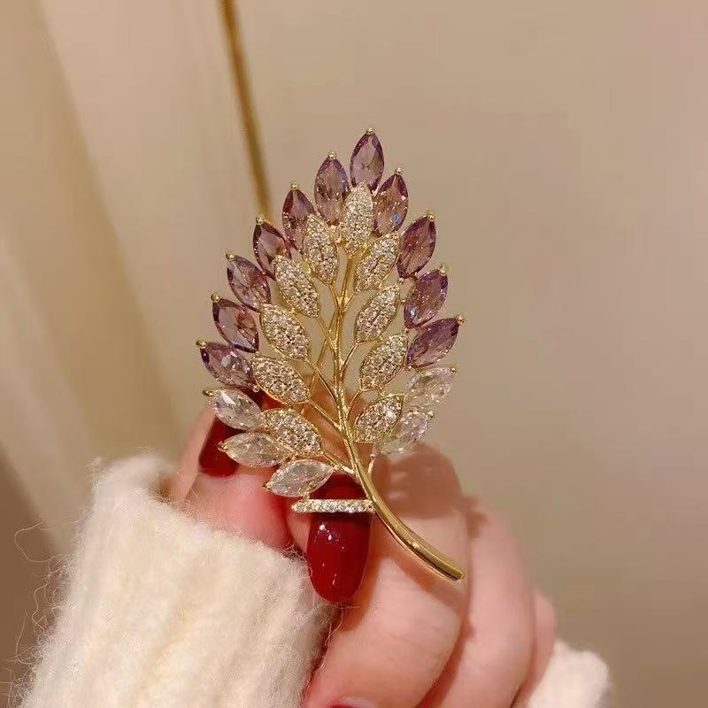 

Elegant Purple Leaf Brooch Pin - Versatile Hollow Design for Women, Gradient Purple Sweater Accessory