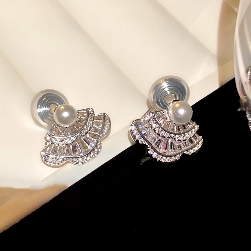 Fan-Shaped Zirconia Pearl Ear Clip: Elegant, No-Ear-Hole Design for Women, High-End Light Luxury Earring