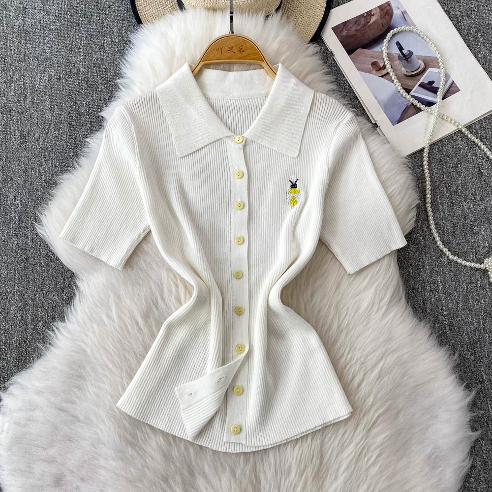 

Летний женский дизайнерский поло воротник короткий рукав вышивка пчела вязаный свитер кардиганы топы для девушек колледжа One Size белый