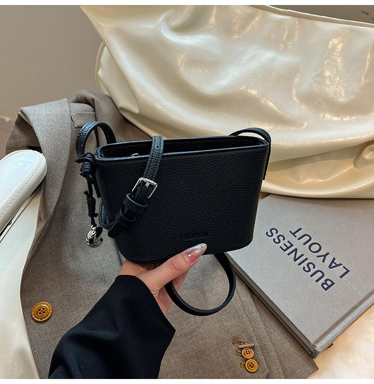 

Summer super fire underarm bag fashionable lady 2025 new high-end light luxury niche design crossbody bucket bag чёрный