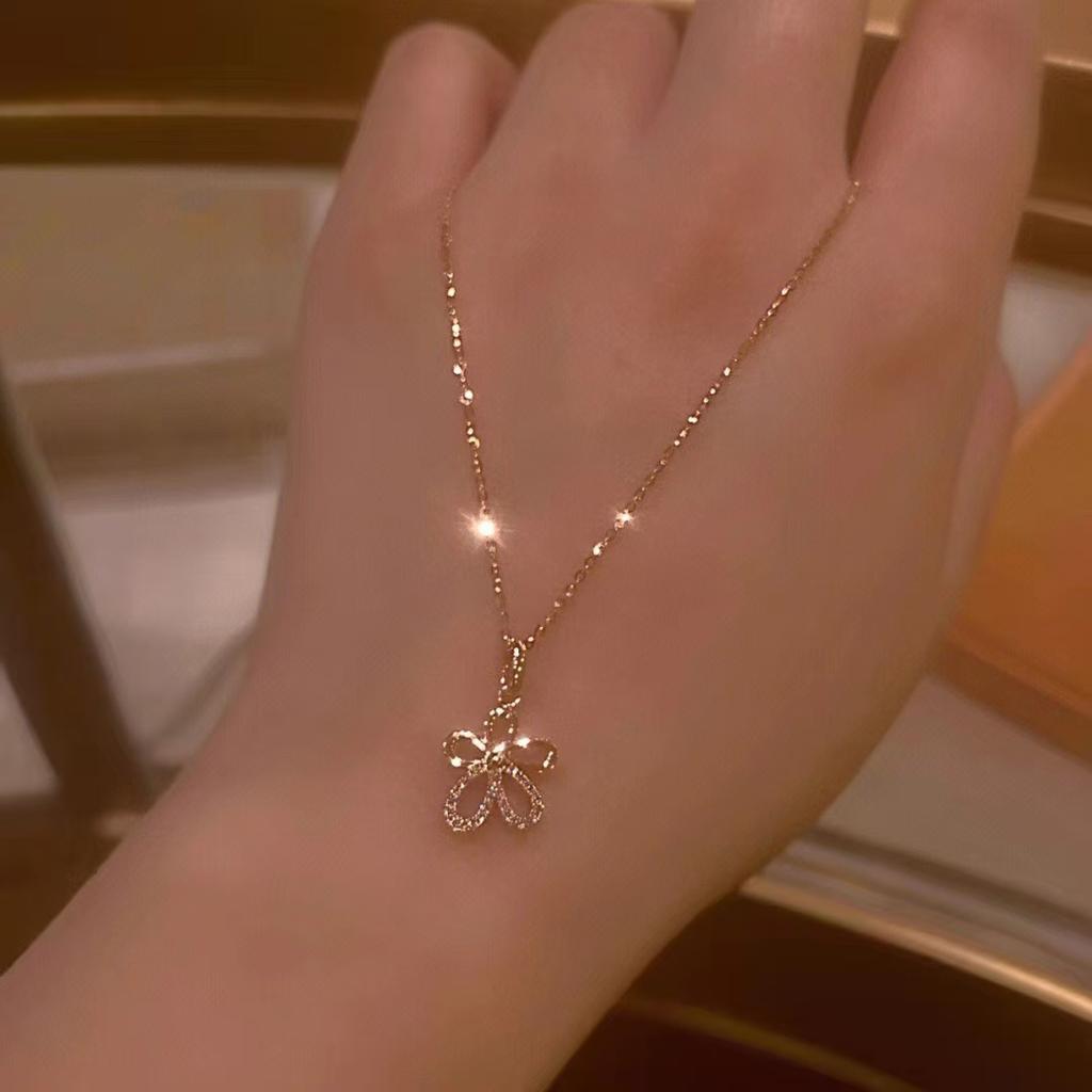 Small Flower Necklace Female Temperament Versatile Clavicle Chain Young High-end Half-diamond Five-petal Pendant