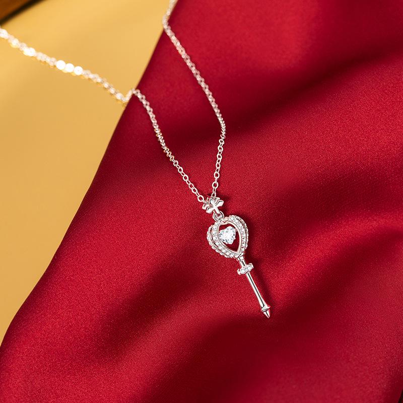 Collier Sceptre Cœur en Argent Sterling Star City - Pendentif de Luxe Léger pour Femme avec Détails Micro-Sertis sur Chaîne Claviculaire