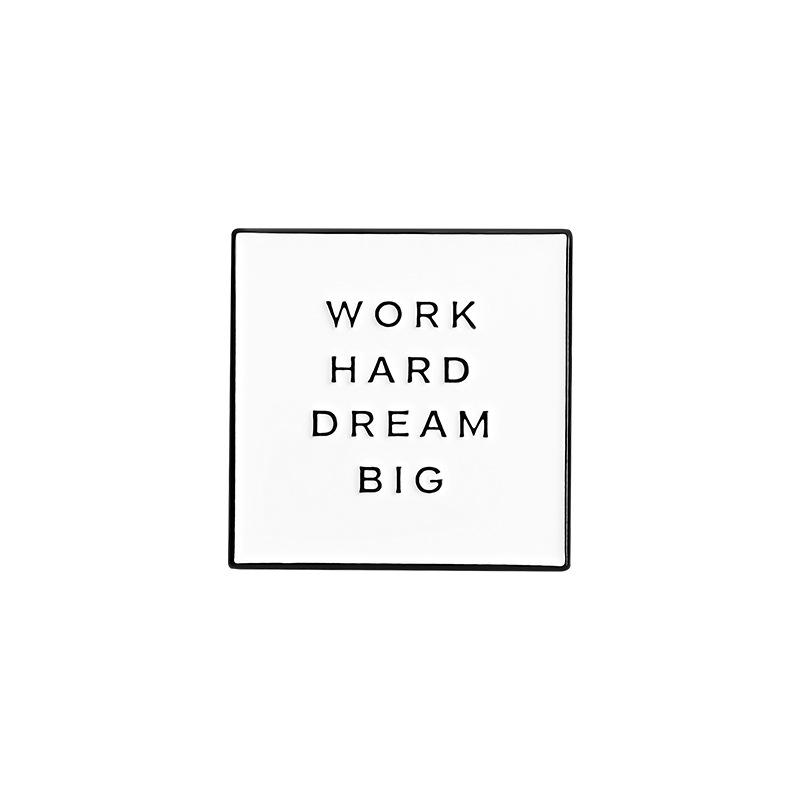 

Брошь-значок из сплава «ЭТА ДЕВУШКА МОЖЕТ» в европейском и американском стиле