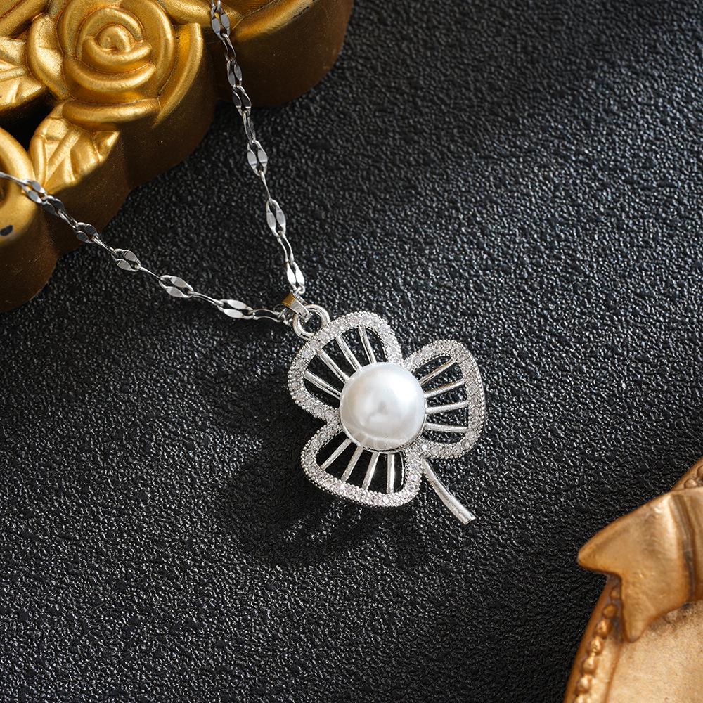 Japanese-Korean Style Four-Leaf Clover Pearl Necklace, Titanium Steel, Women's Luxury Design, High-End Clavicle Chain.