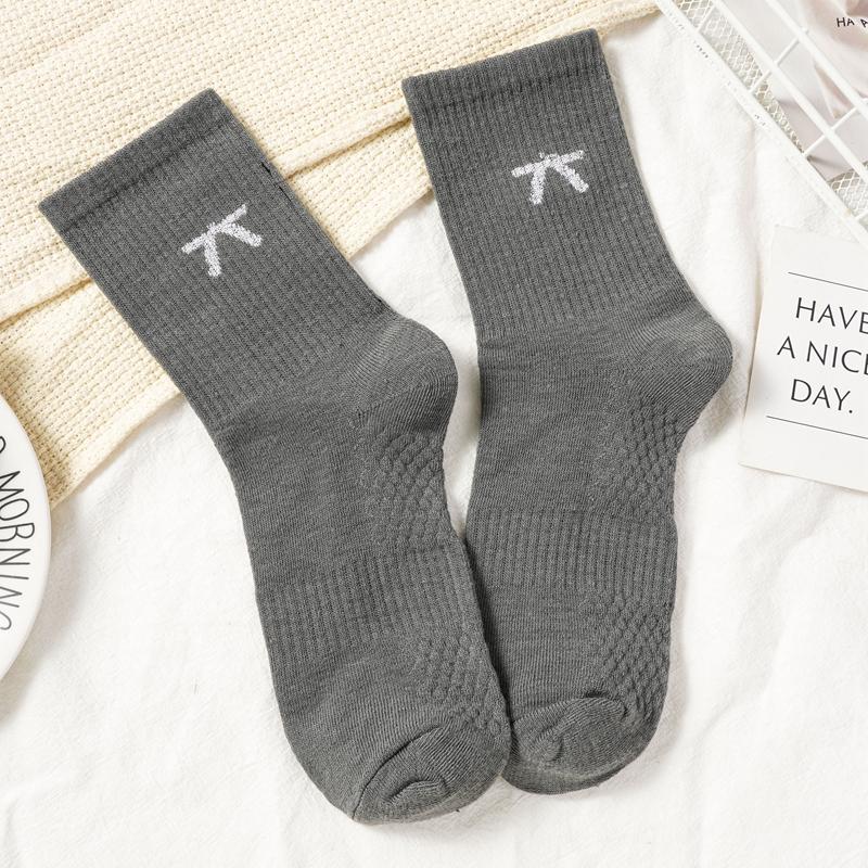 

Трендовые серые массажные носки для женщин, весна и осень, новые носки средней длины из чесаного хлопка с вышитым бантом One size темно-серого