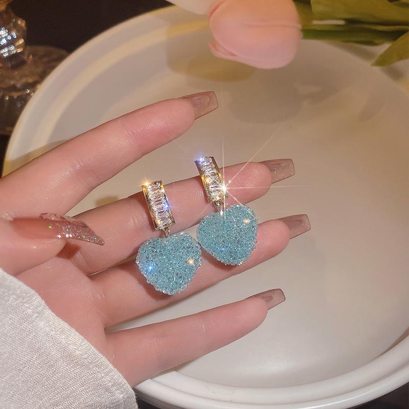 Boucles d'oreilles de luxe tendance 2024 accrocheuses pour femmes: Boucles d'oreilles à clous tendance et polyvalentes pour l'automne et l'hiver