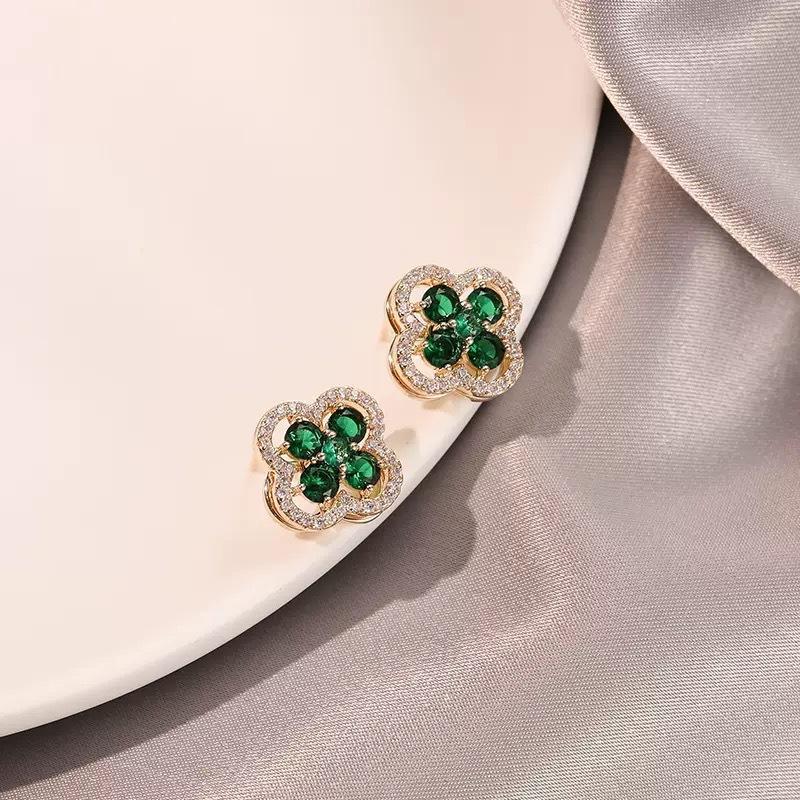 Rotating Four-Leaf Clover Emerald Necklace For Women Minimalist Luxury Delicate Pendant Collarbone Chain
