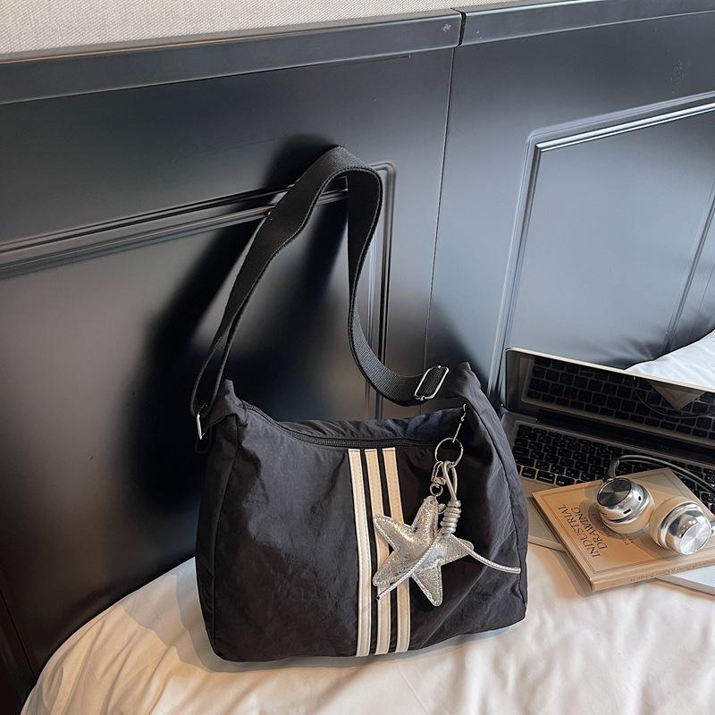 Korean version of fashion sports shoulder bag 2025 new casual lightweight large-capacity gym bag versatile striped crossbody bag