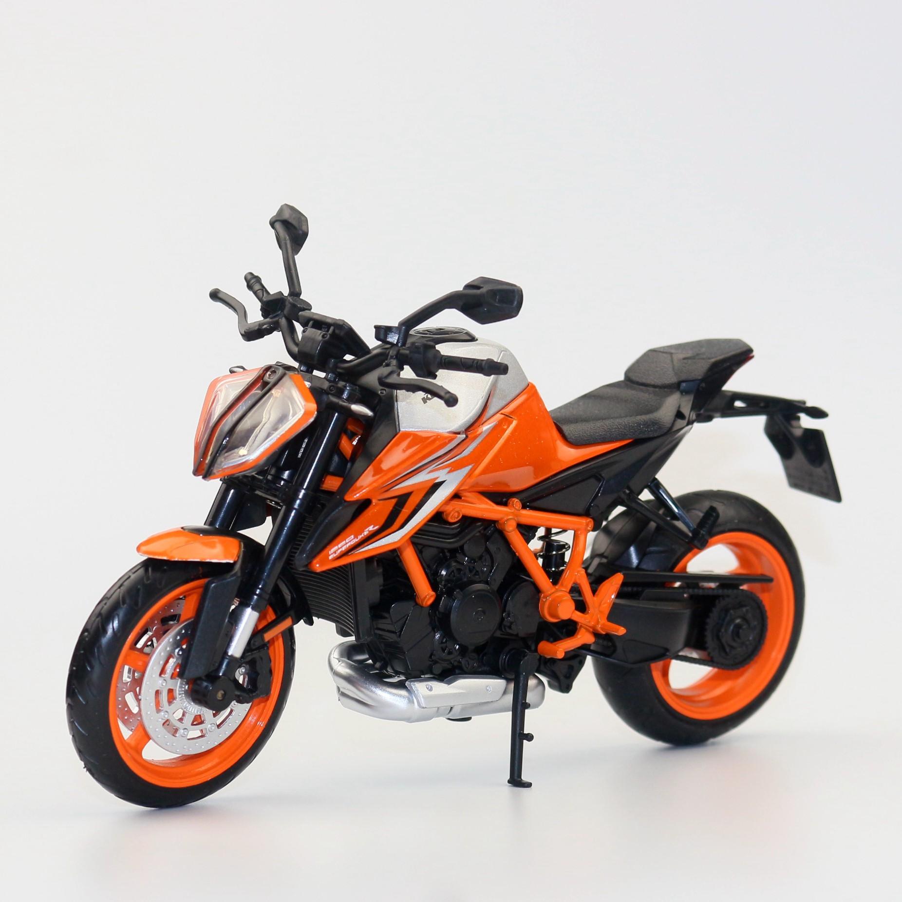 

Игрушечный мотоцикл KTM 1290 Super Duke R 2022 в масштабе 1/12, модель CCA из литого металла.:12 миниатюрных моделей спортивных гонок. Подарок для детей.