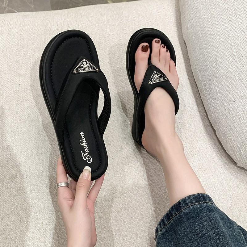 Flip-flops Women's Outer Wear 2025 New Summer Soft Flat-bottomed Beach Shoes Fashion Pinch Foot Cool Slippers