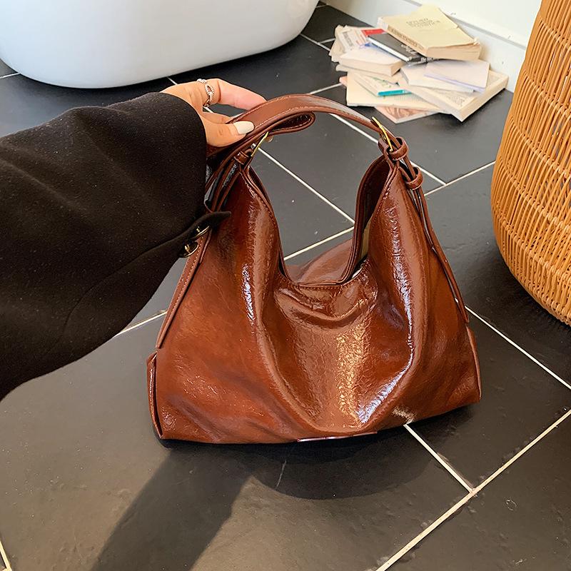 

Вместительная сумка-тоут женская 2025 осень новая ретро портативная большая сумка в повседневном зарубежном стиле для поездок на работу на плечо под мышку коричневый