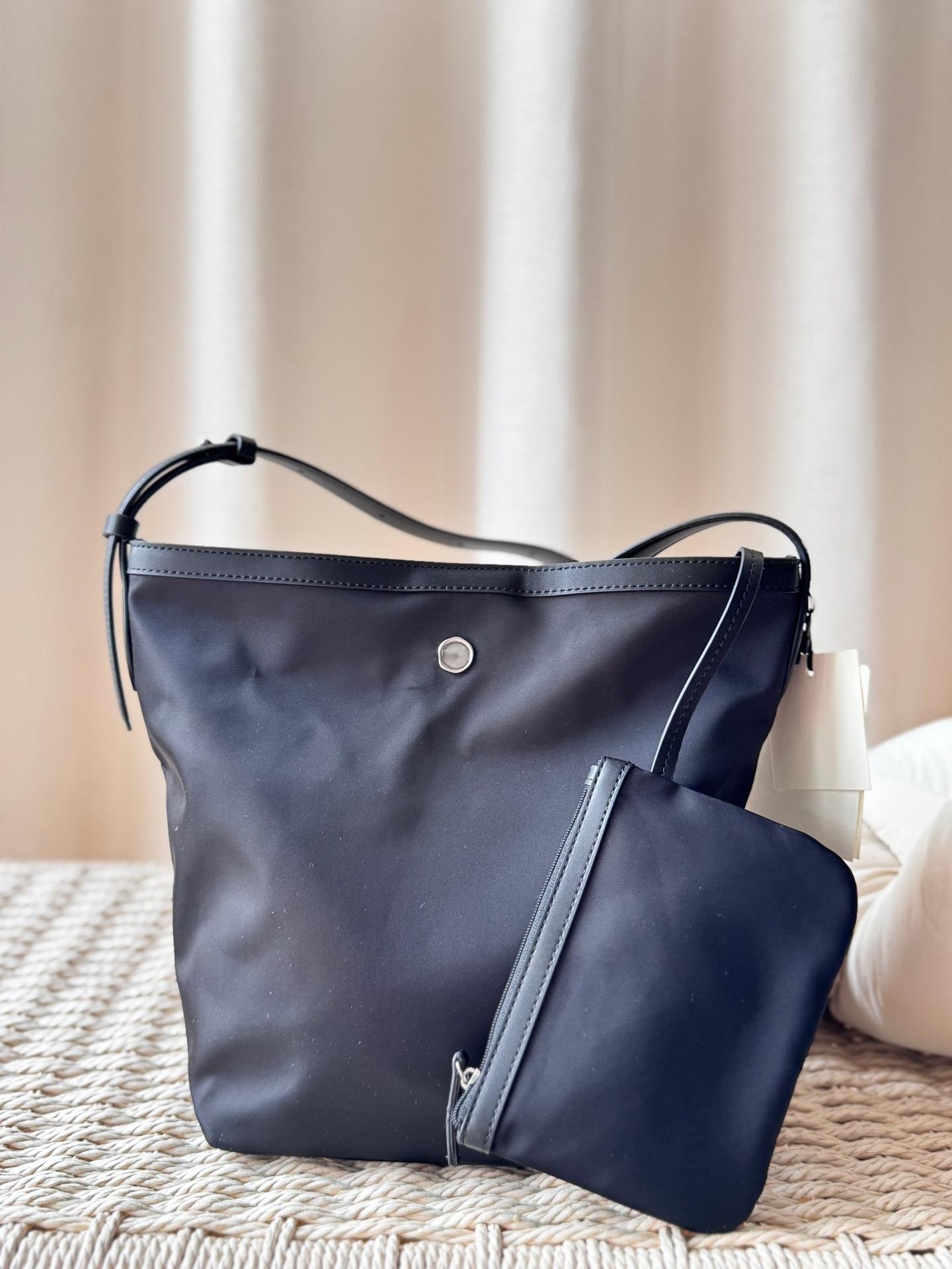 

Large Capacity Retro Bag Girl High Sense Fashion Niche Shoulder Bag Crossbody Tote Bag 18.5*13*26