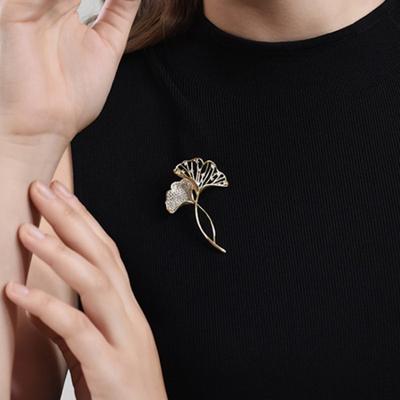 Kadınlar Zarif Ginkgo Yaprak Şekli Broş Parlak Rhinestones Kakma Pin Takım Elbise Yaka Şal Eşarp Rozeti Kostüm Aksesuarları