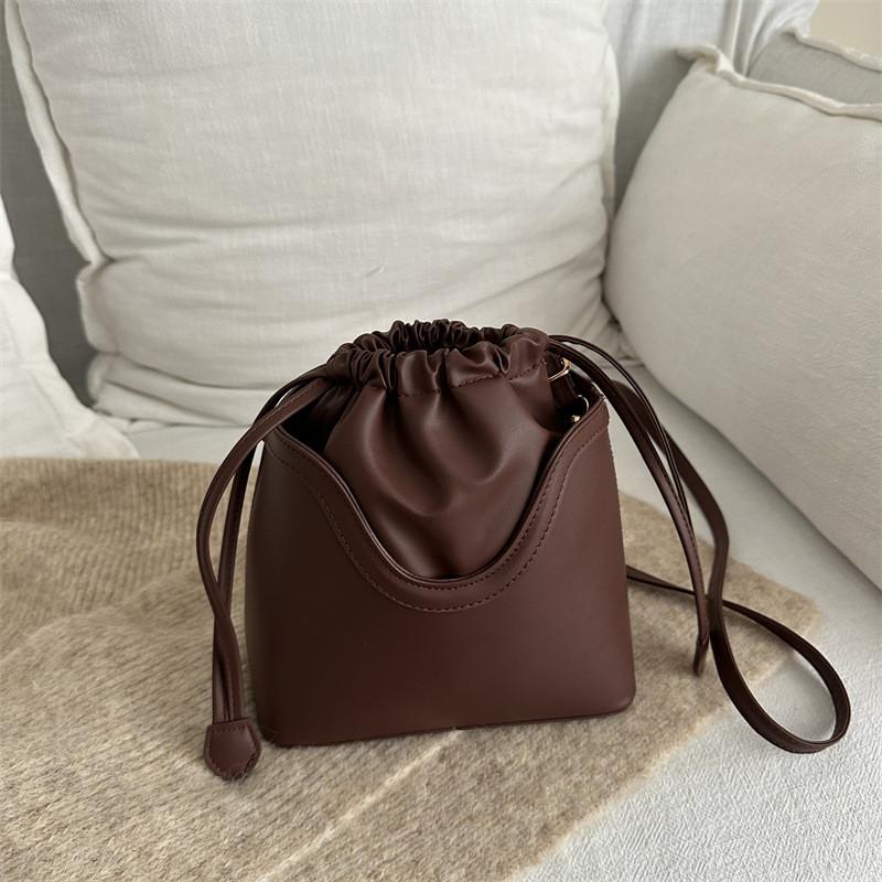 

Chic Soft Bucket Bag In Modern Design With Inner Pocket For Everyday Essentials