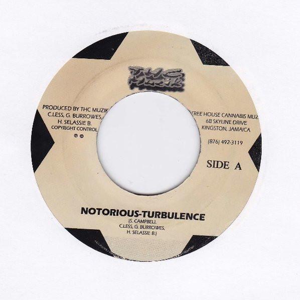 

7-дюймовая пластинка TURBULENCE / INITIAL T - Notorious / Tricks And Trade НЕТ THC Muzik 2005 Ямайка Регги, Ска и Даб Б/У
