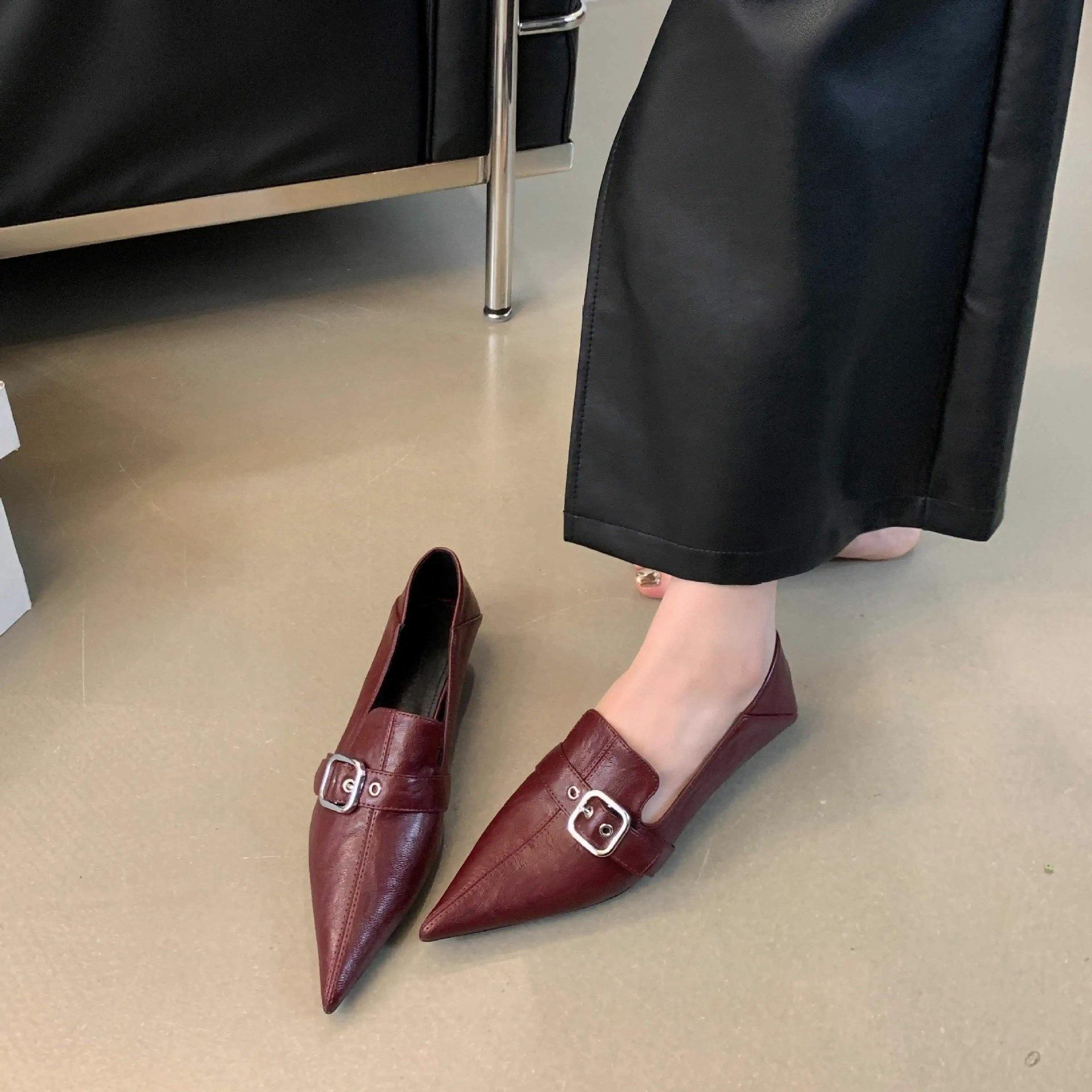 

2024 осень пряжка ремень низкий каблук острый одинарные туфли женственные мягкая кожа шаг каблук кошачий каблук средний каблук маленькие кожаные туфли 40 бордовый
