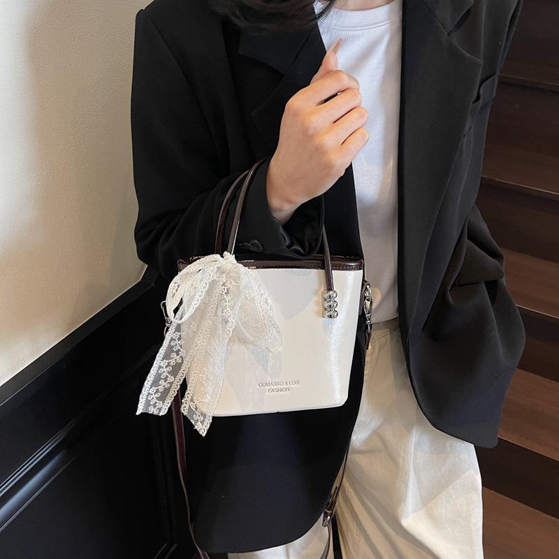 Hand carrying bucket bag women 2025 new shoulder bag simple casual niche messenger bag