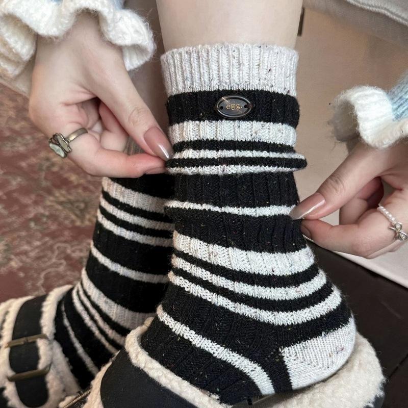 

Женские осенне-зимние утолщенные теплые полосатые шерстяные носки средней длины на пушистой подкладке с пуговицами 1 pair чёрный/белый