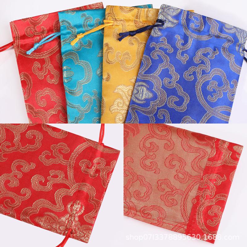 

Шелковый мешочек на завязках с вышивкой для украшений 10*14 cm Empty Bag красный
