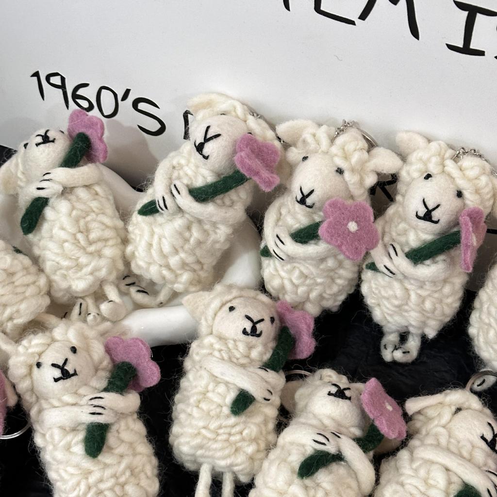 Ręcznie robiona owieczka z filcu wełnianego Breloczek Dekoracja Prezent