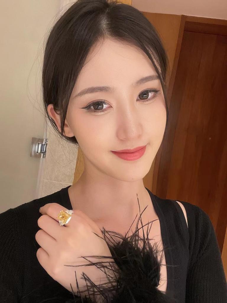 Exaggerated Yellow Diamond Square Sugar Ring Women’s 11 Carat 5A High Carbon Diamond Inlaid 925 Silver.