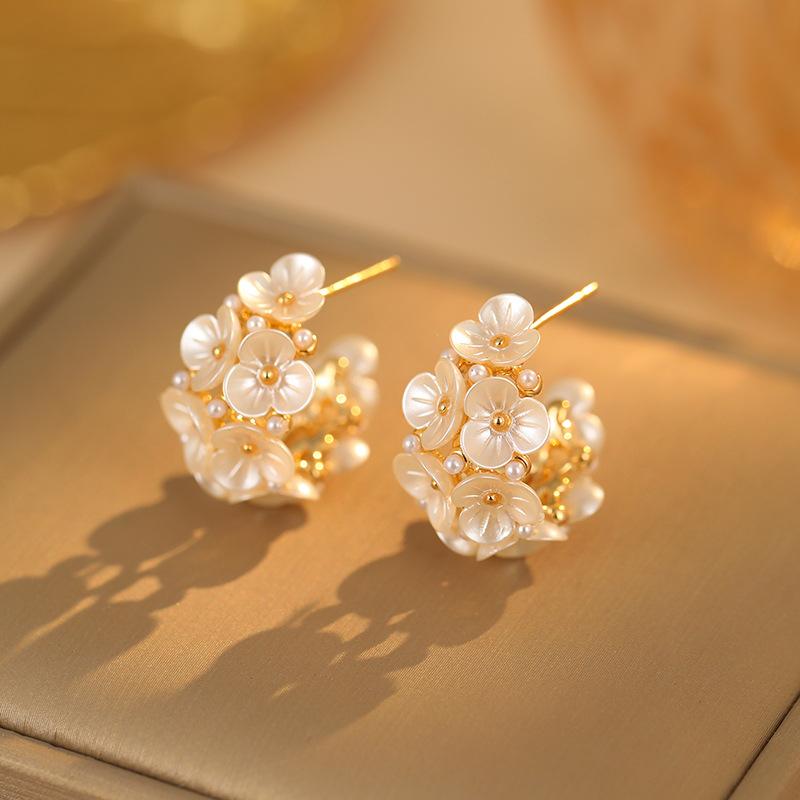 Light luxury elegant temperament flower earrings high-end flower basket copper gold-plated pearl earrings