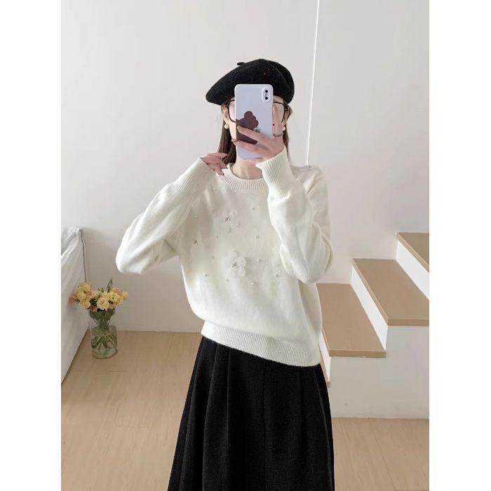 A Fashionable and Stylish Lace Knitted Base Layer for Women In Autumn and Winter