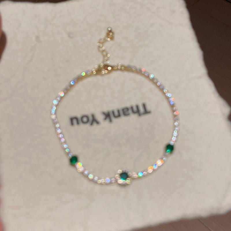 Elegantes Zirkonia-Blumenarmband: Pendelarmreif mit einem hochwertigen, modischen Design