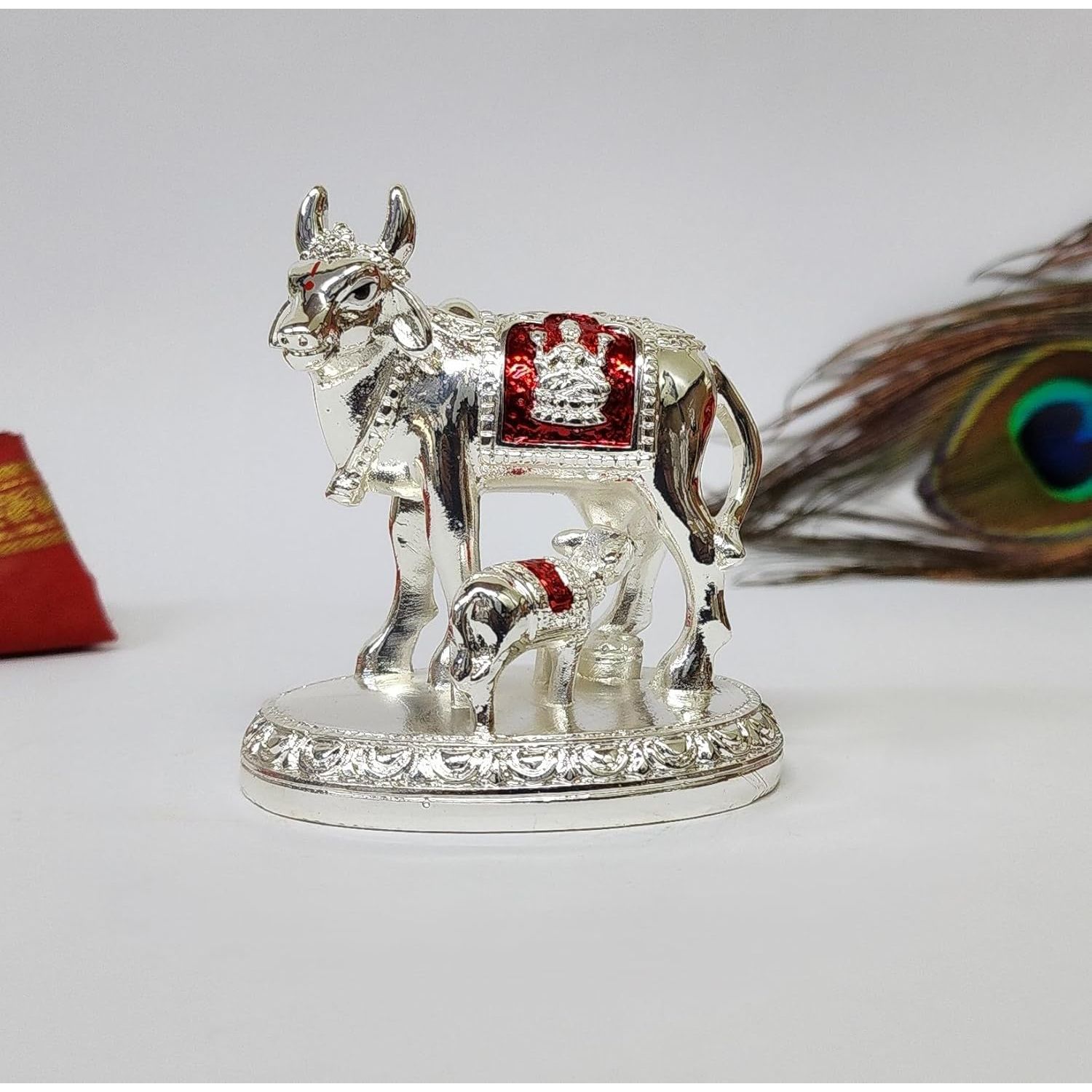 

Идол Коровы Камдхену и Теленка с Красными Акцентами | Блестящая Серебристая Отделка | 7,62 см Декоративная Мурти ГАУ МАТА для Домашнего Храма, Подарка и Офиса