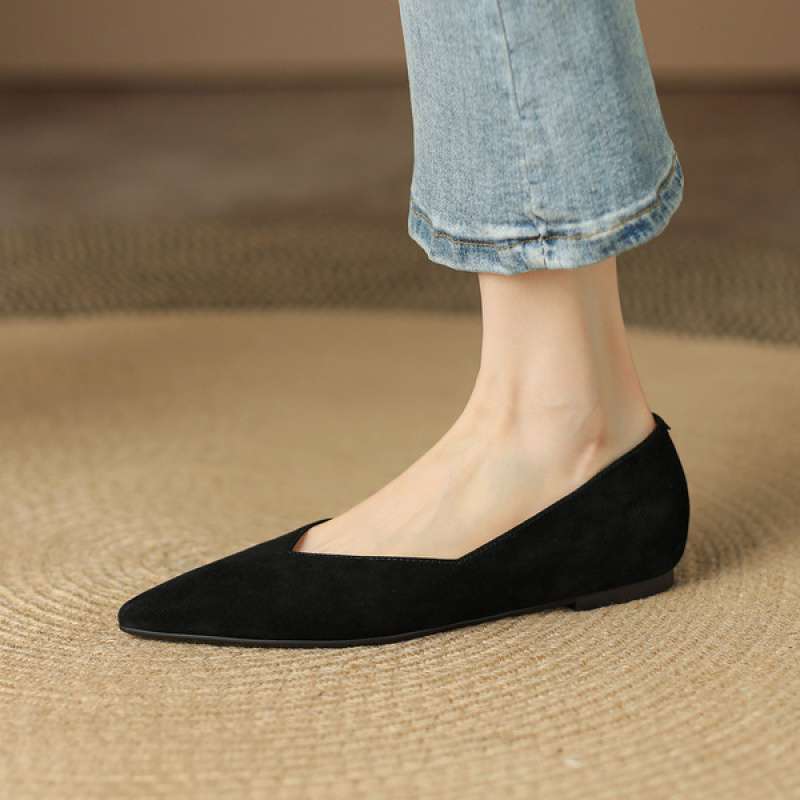 Early Spring New Black Versatile and Thin Pointed Head Light Mouth Retro Matte Flats Large Size V Single Shoes Women's Autumn Shoes