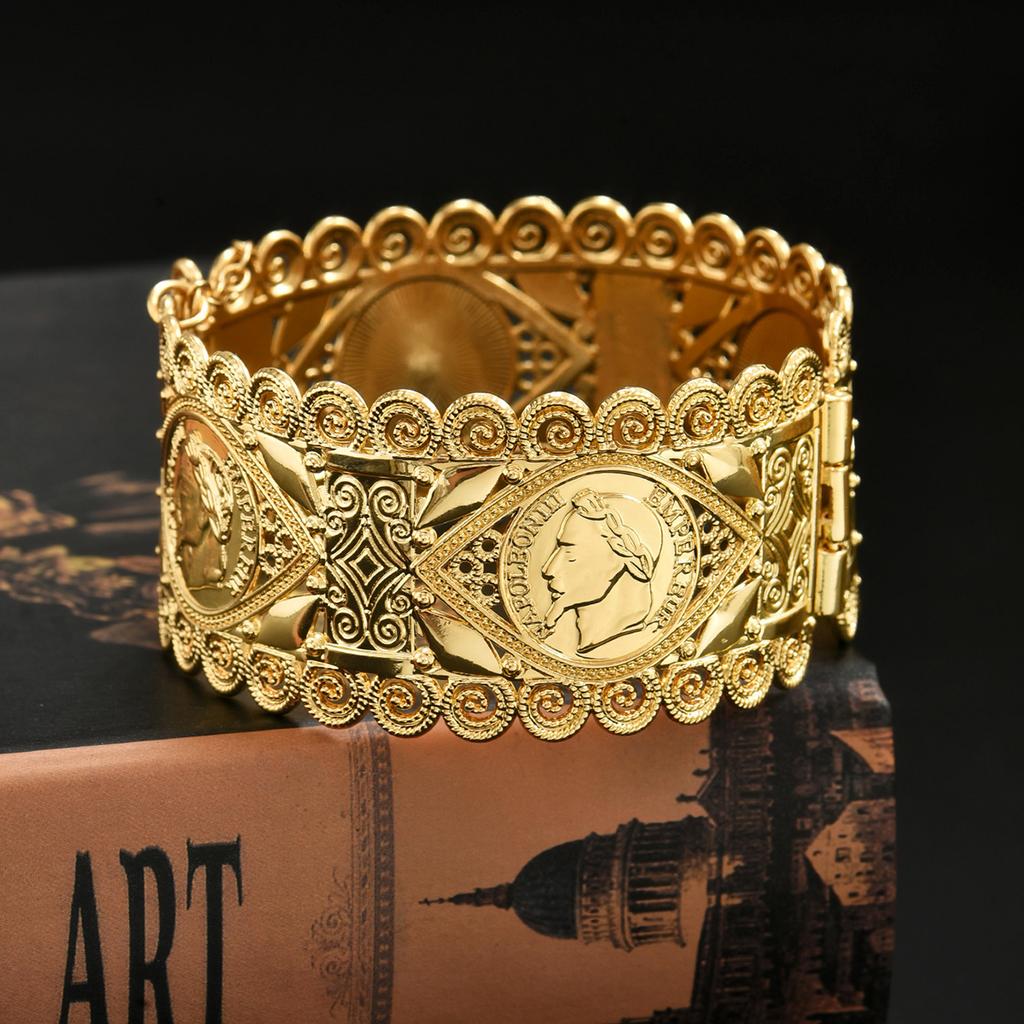 Bracelet de mariée algérienne Bijoux avec motif de pièce de monnaie graphique Napoléon Finement sculpté, Un accessoire de poignet pour robe de mariée corsage