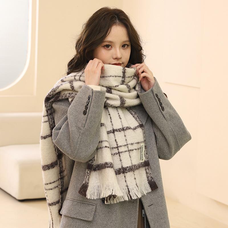 

Шарф для девочек зимний новый высококлассный универсальный шарф с бахромой теплая утолщенная шаль бежевый тренд 200*40 бежевый