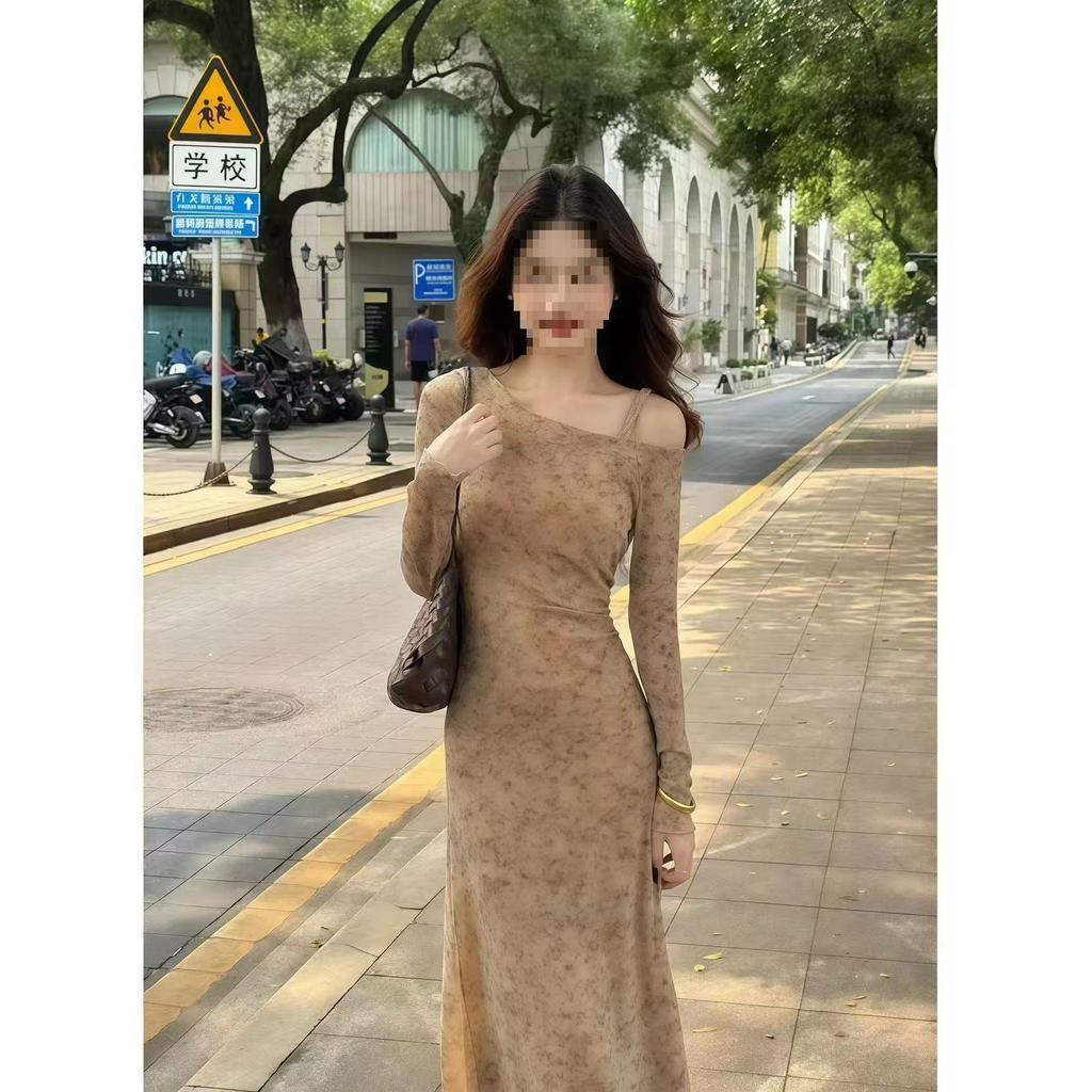 New Autumn and Winter Sexy Slanted Shoulder Long-sleeved Dress Women's Waist and Thin Slim Temperament Long Dress Picture Color