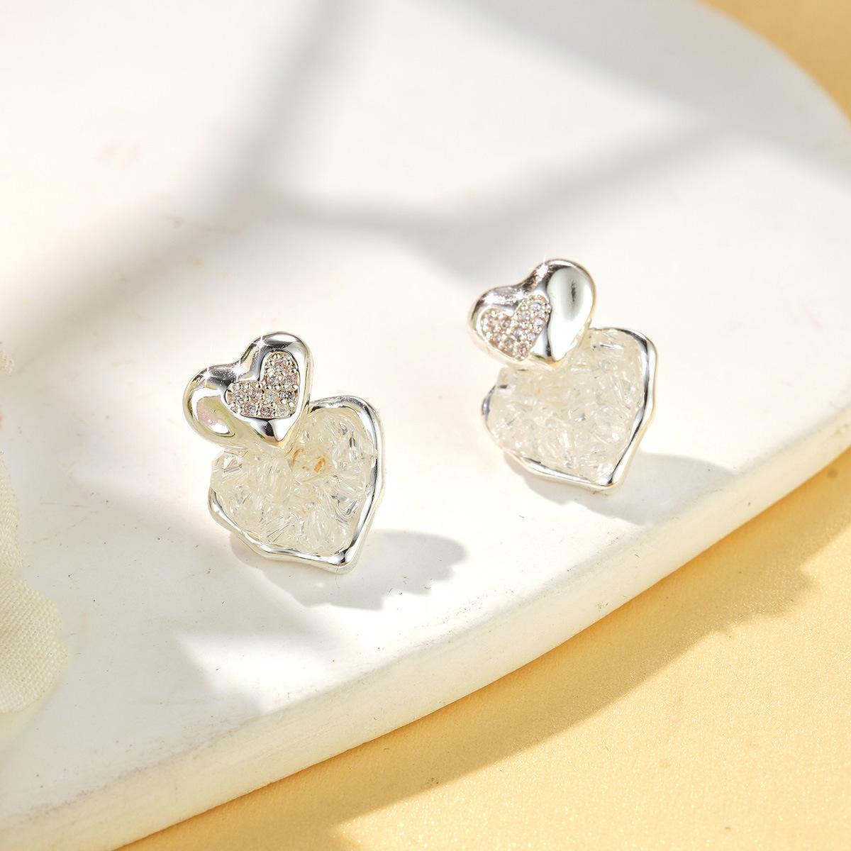 

Маленькие свежие серьги-кубики льда светлого цвета, милые и крутые нишевые высококачественные серьги, модный и чистый дизайн, универсальное украшение для ушей