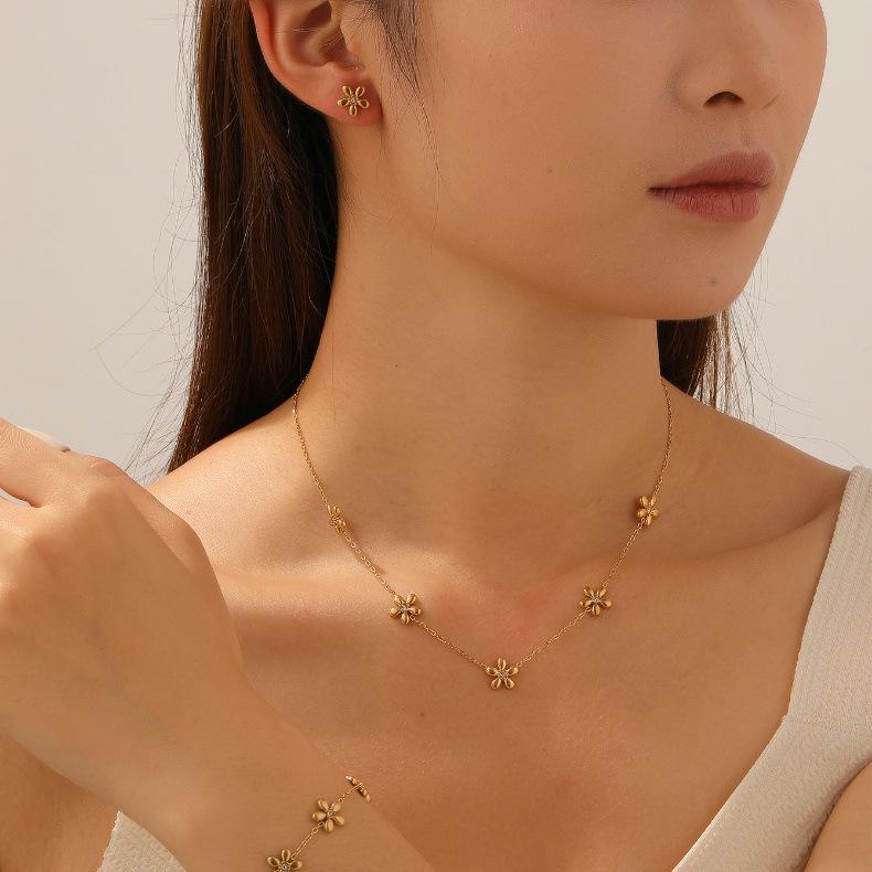 Trendy Gold-Plated Flower Pendant Necklace Set with Diamond Inlay