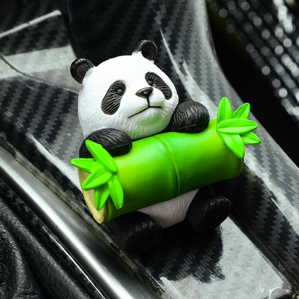 Panda Auto-Schmuck 3D Simuliert Niedliche Pandas Essen Bambus Kunststoff Sturzschutz Dekoration Auto Armaturenbrett Schreibtisch DIY Schmuck
