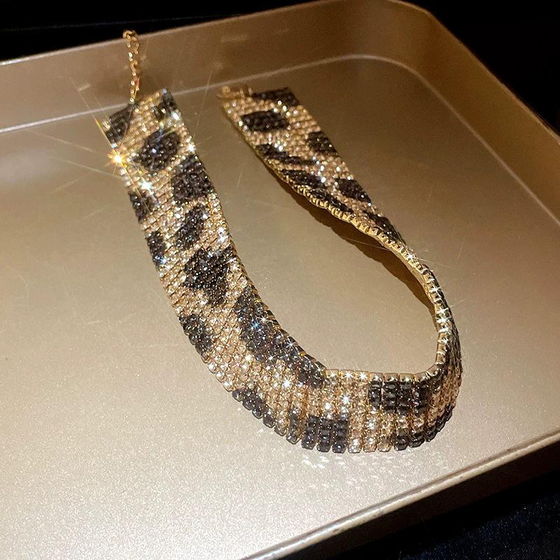 "High-End Luxury Drop Necklace and Earrings Set - European and American Niche Versatile Jewelry"