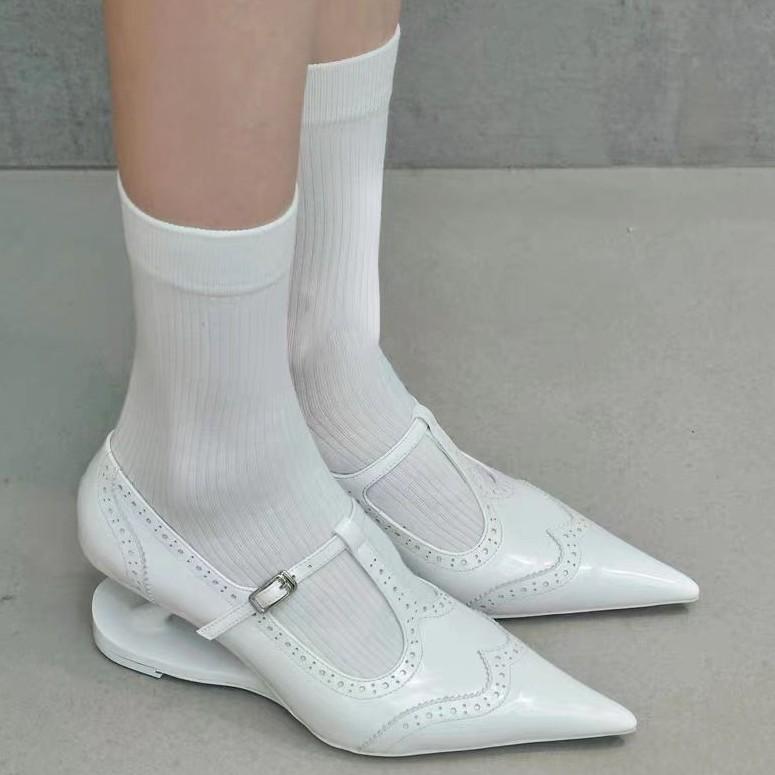 [Spot] Niche engraved French retro one-word buckle Mary Jane shoes pointed single shoes women's special-shaped high heels