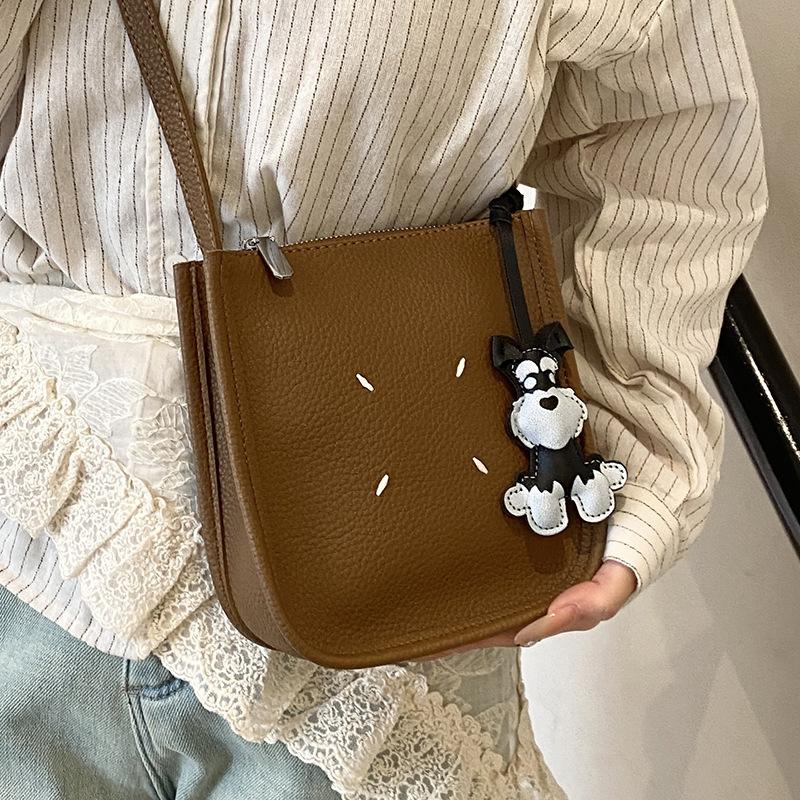 2025 Spring New Super Fire Korean Version Simple and Fashionable Bucket Small Bag Commuter Versatile Women's Casual Messenger Bag