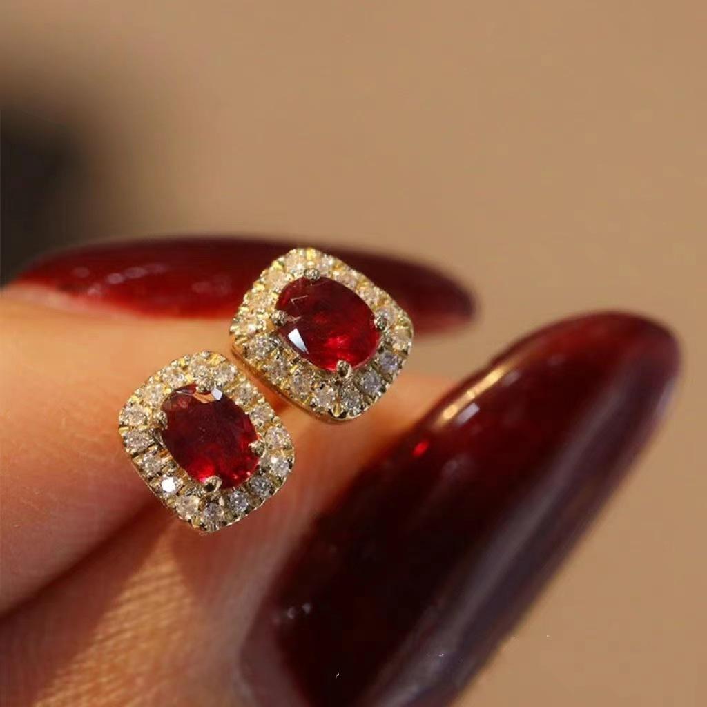 

Golden pigeon blood ruby square stud earrings women s niche design sense exquisite luxury small temperament fashion trendy earrings золотий