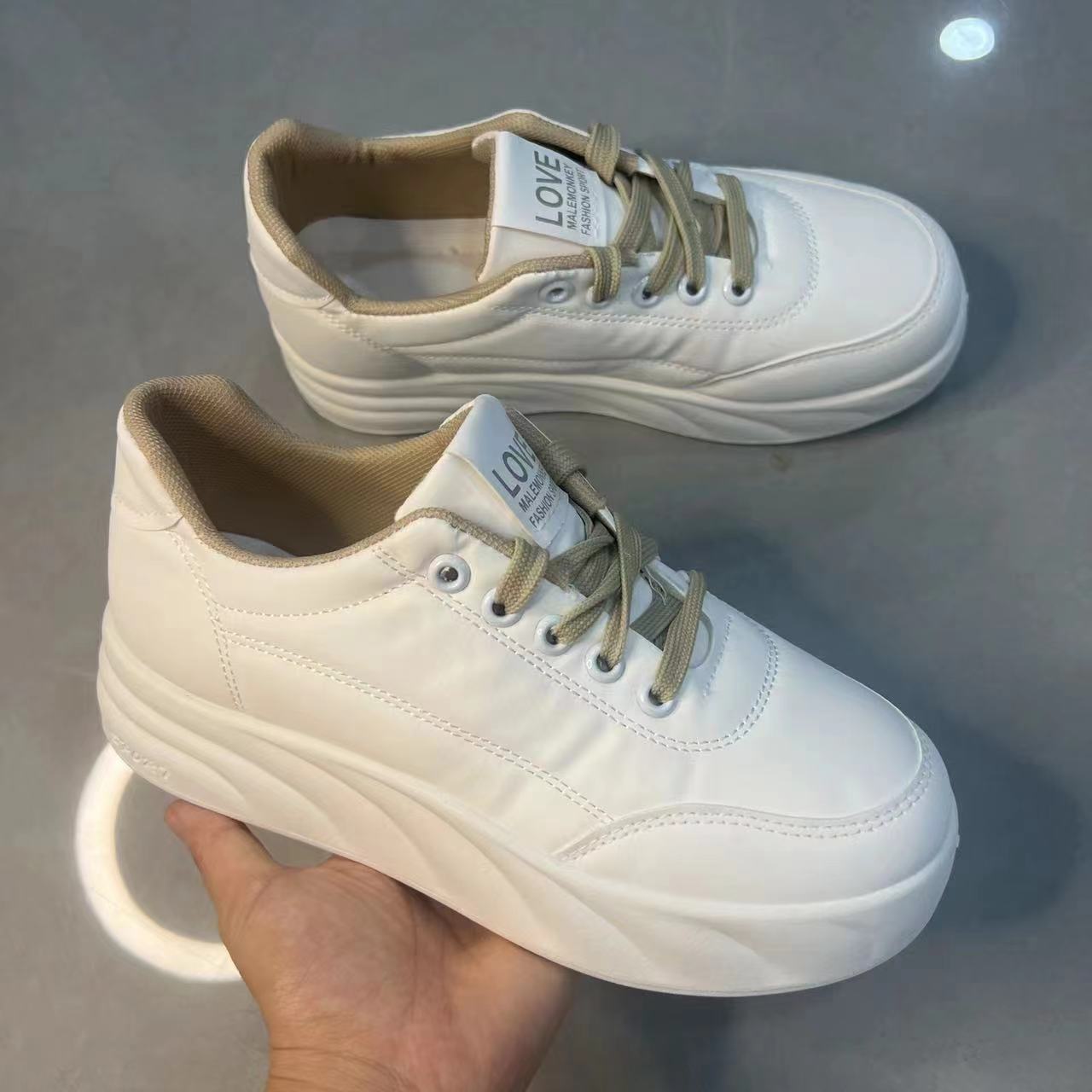 

Кожаные толстоподошвенные увеличивающие рост туфли-хлебцы маленькие белые женские весенние новые универсальные ультралегкие с мягкой подошвой повседневные спортивные туфли 40