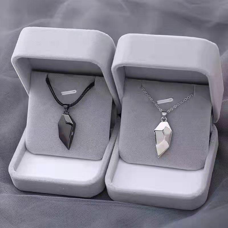 Romantic Magnetic Heart Couple Necklace - Valentine's Day Gift Engraved Clavicle Chain for Men & Women