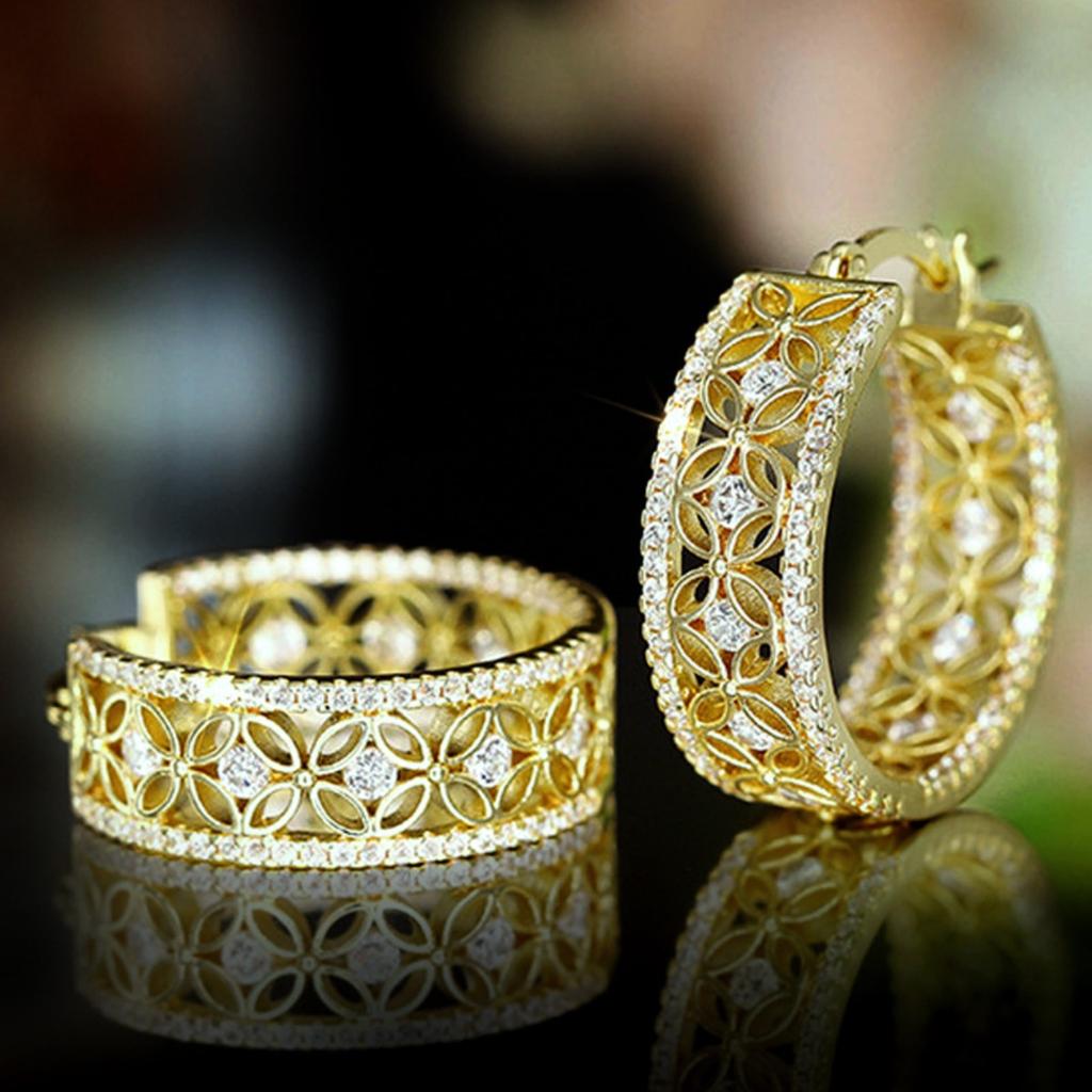 Vintage Hollow Flower Pattern Hoop Earrings Inlaid Sparkling Zircon Elegant Womens Jewelry for Party Wedding Daily Wear