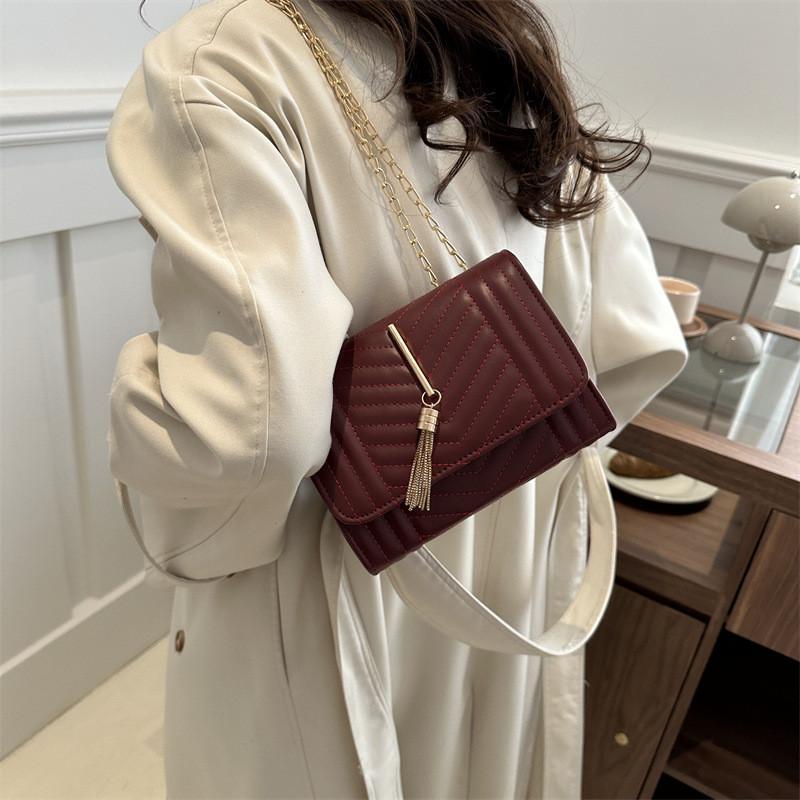 Stylish And Minimalist Women's Crossbody Bag With Trendy Chain Detail For Casual Use