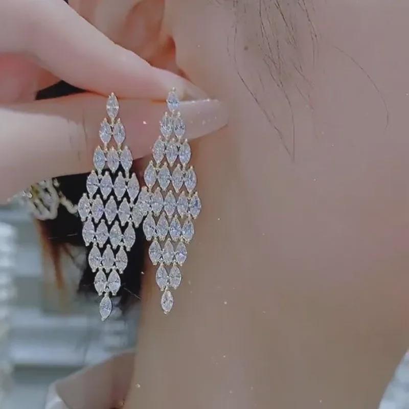 Cercei eleganti cu diamante din cristal - Stil 2022, șic și versatili pentru un aspect la modă și luxos