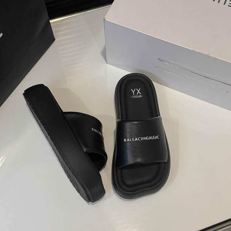 Casual thick-soled muffin one-word slippers for women to wear in the summer of 2025, new models for stepping on shit, beach fashion, cool slippers