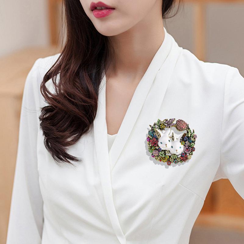 Medieval Vintage Retro Literary Rabbit Brooch Heavy Work Full Of Rhinestones Little White Rabbit Brooch Coat Accessories Corsage